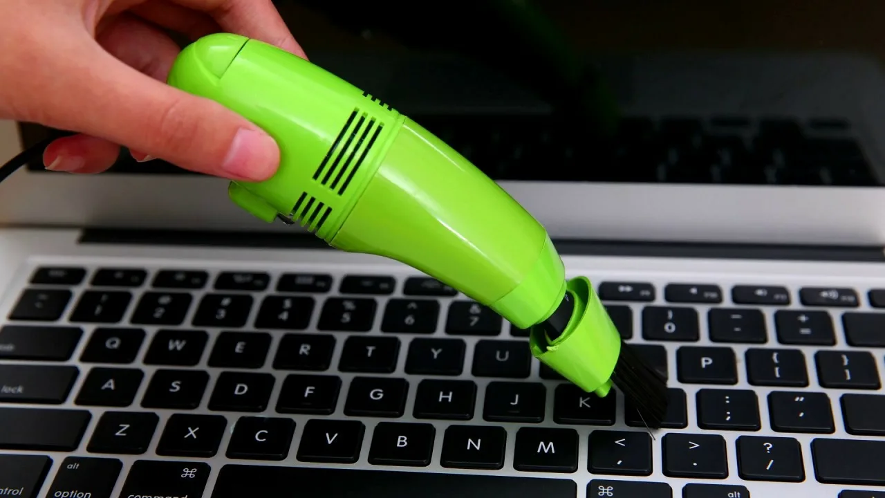 De aceea, dispozitivul de curățare „remediu pentru muci” este singurul gadget capabil să îndepărteze murdăria din canelurile tastelor.