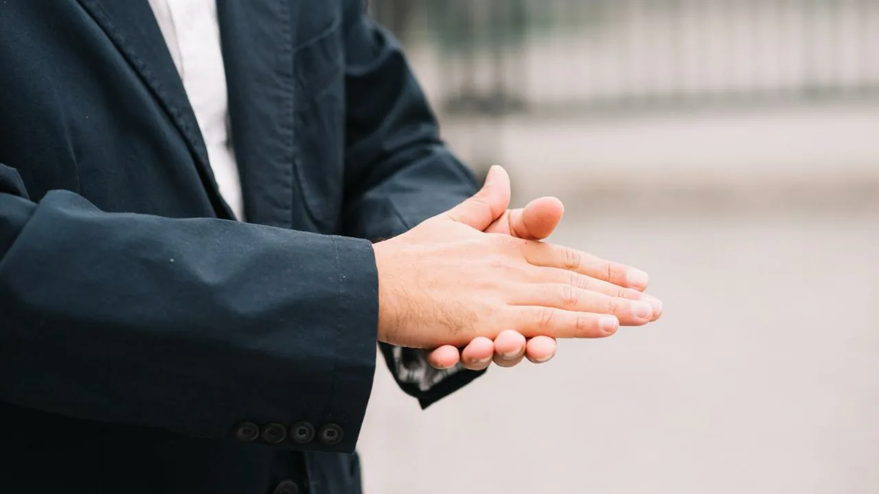 Ce înseamnă să arăți palmele în timpul unei conversații? Psihologia oferă o explicație.