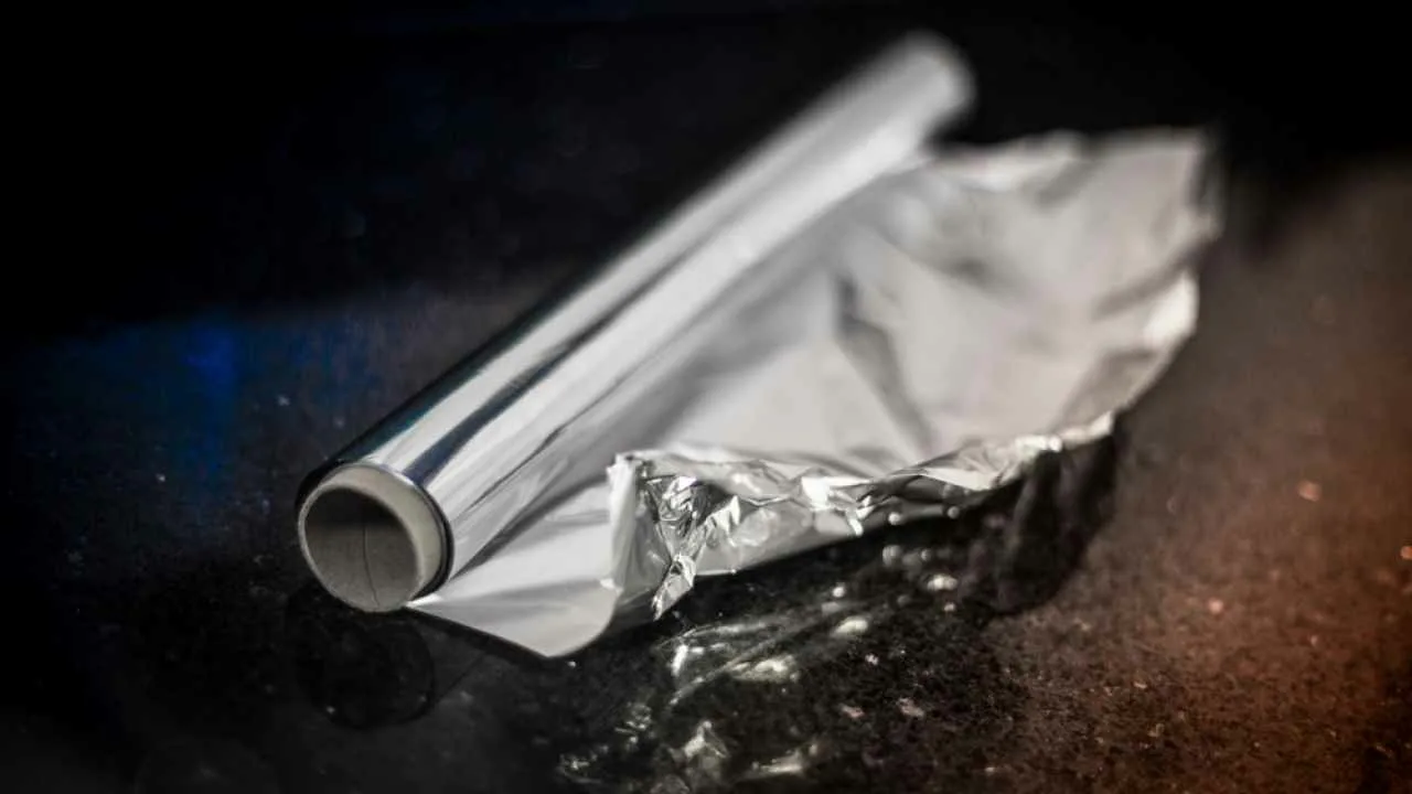 De ce o parte a foliei de aluminiu este mată, iar cealaltă strălucitoare: care variantă este corectă?