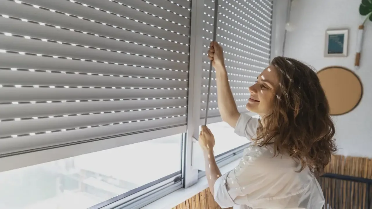 Jaluzelele sunt atât de curate și strălucitoare încât par noi: secretul constă în utilizarea unei țesături care permite spălarea părții exterioare cu o singură mișcare.