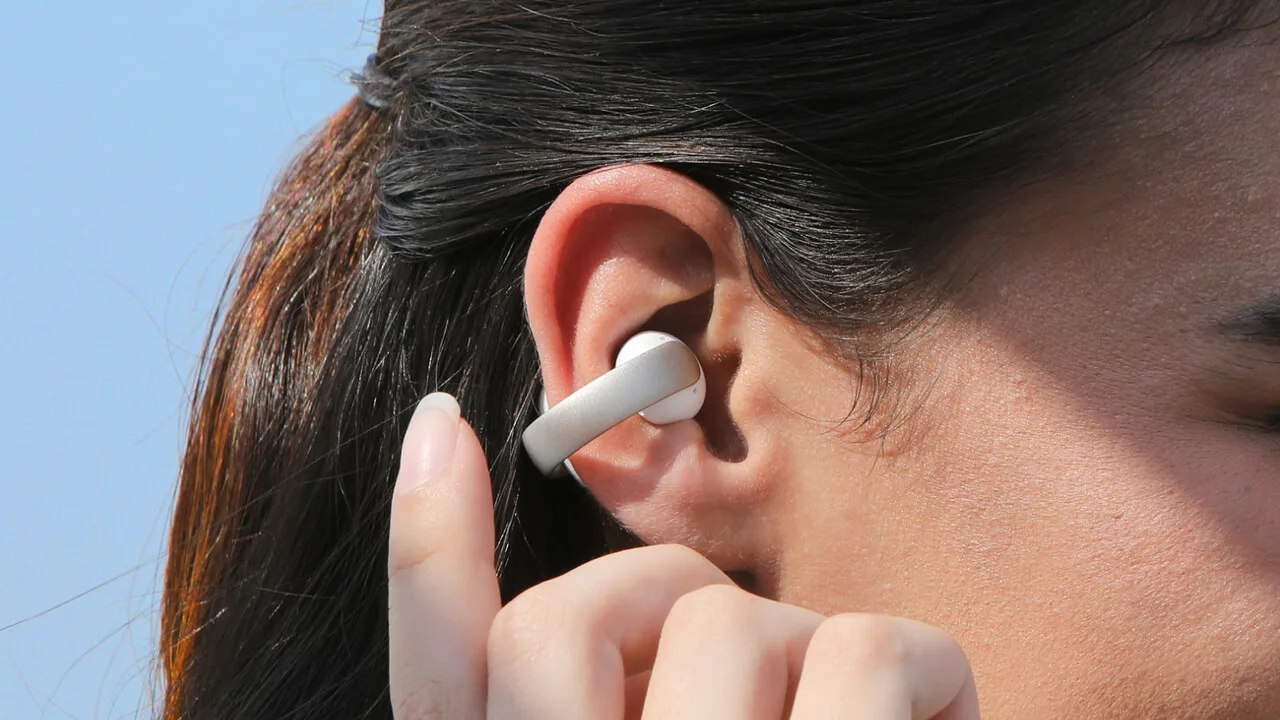 Scurgerile de informații conturează dispozitivul fizic OpenAI: căști care se fixează în spatele urechilor.