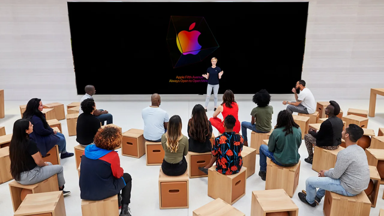 Compania Apple a făcut cea mai discretă schimbare din istoria sa: echipele sale de designeri nu mai sunt subordonate direct designerilor.