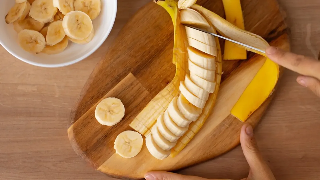 Amestecarea cojii de banană cu oțet: la ce este utilă și de ce este recomandată.