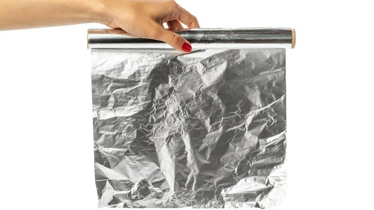 De ce o parte a foliei de aluminiu este mată, iar cealaltă strălucitoare: folosiți partea greșită.