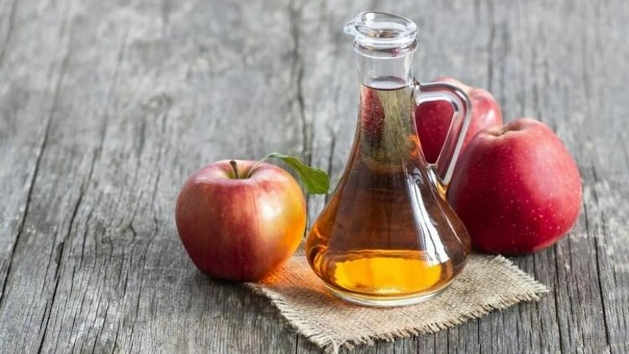 Care sunt avantajele utilizării oțetului de mere pentru părul cărunt și cum se utilizează corect?