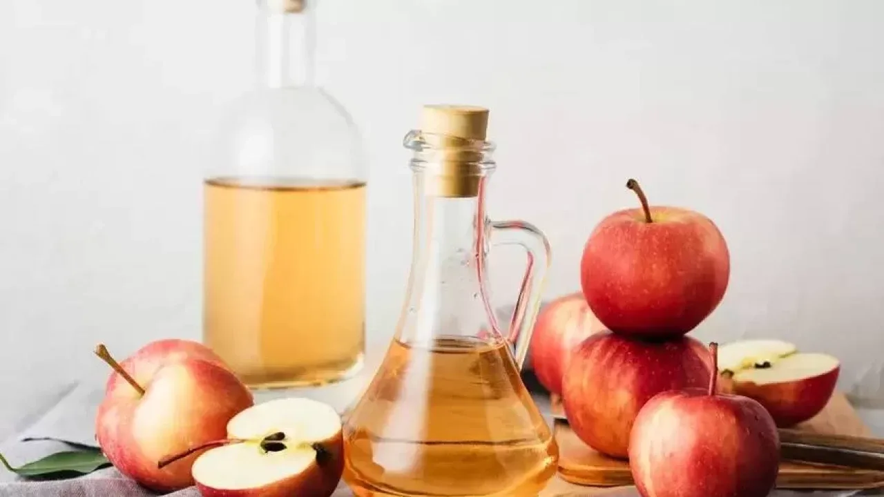 Care sunt avantajele utilizării oțetului de mere pentru părul cărunt și cum se utilizează corect?