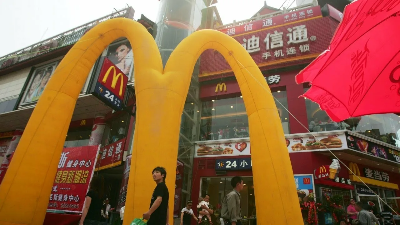 În China, restaurantele McDonald's experimentează realitatea viitorului: mesele sunt calculate doar pentru o singură persoană.