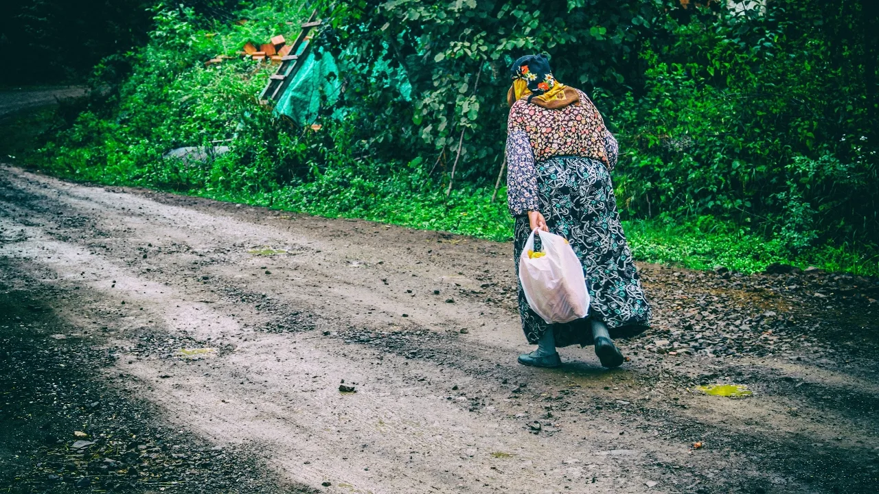 O femeie de 78 de ani a decis să renunțe la viața ei de până atunci și să-și petreacă restul anilor de pensie trăind într-un camping.