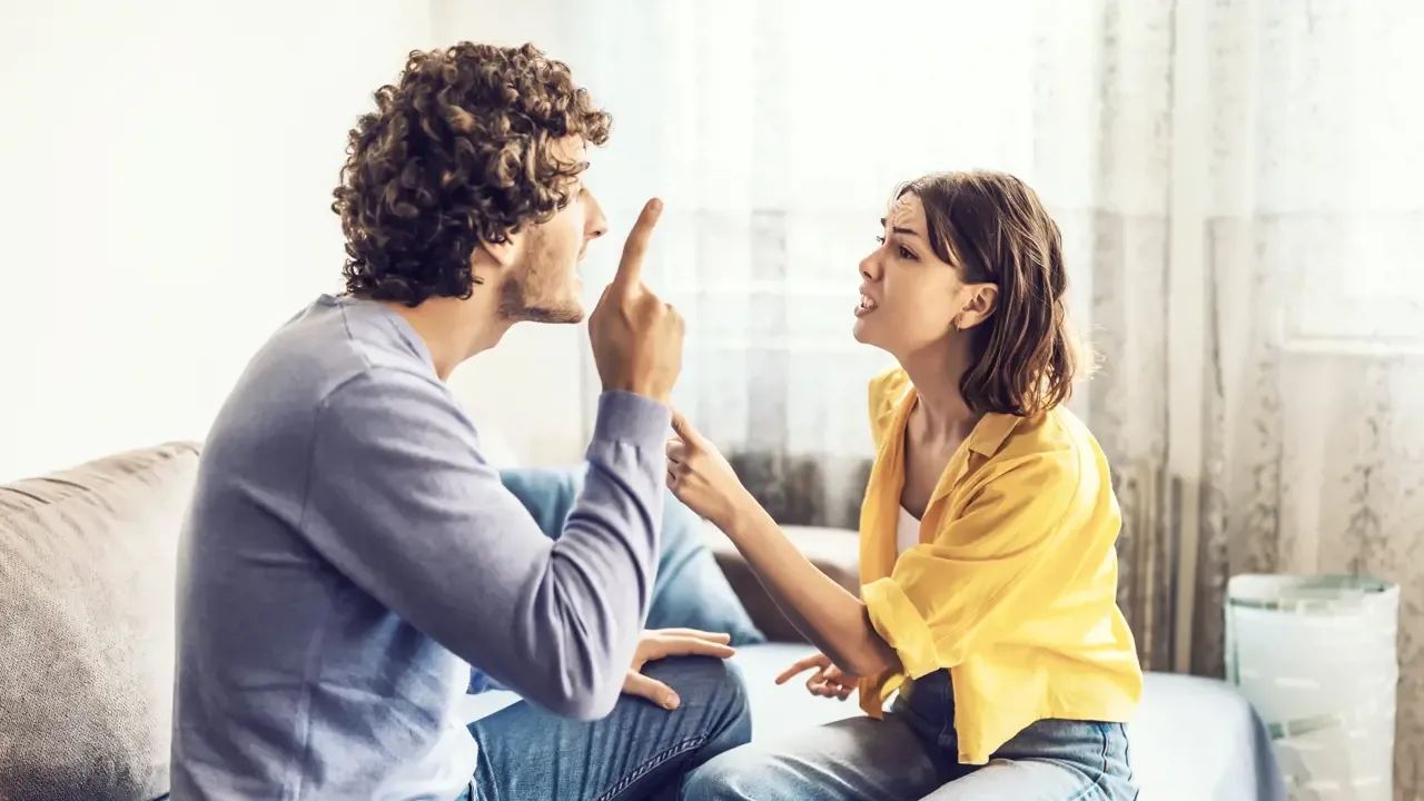 Cercetările psihologice arată că întreruperea constantă a conversațiilor este caracteristică pentru acest tip de persoane.