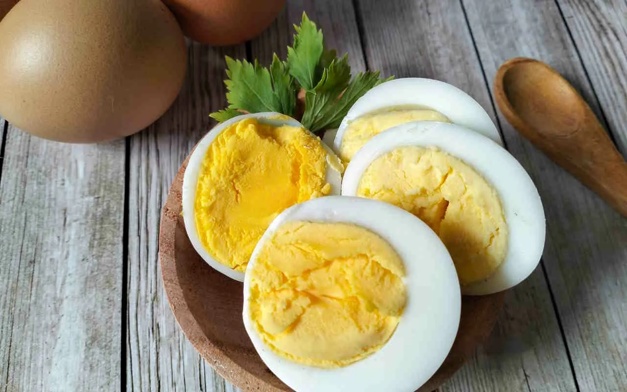 Cum să fierbi ouăle astfel încât coaja să se desprindă ușor: metoda bunicii pentru curățarea ușoară a ouălor de coajă.