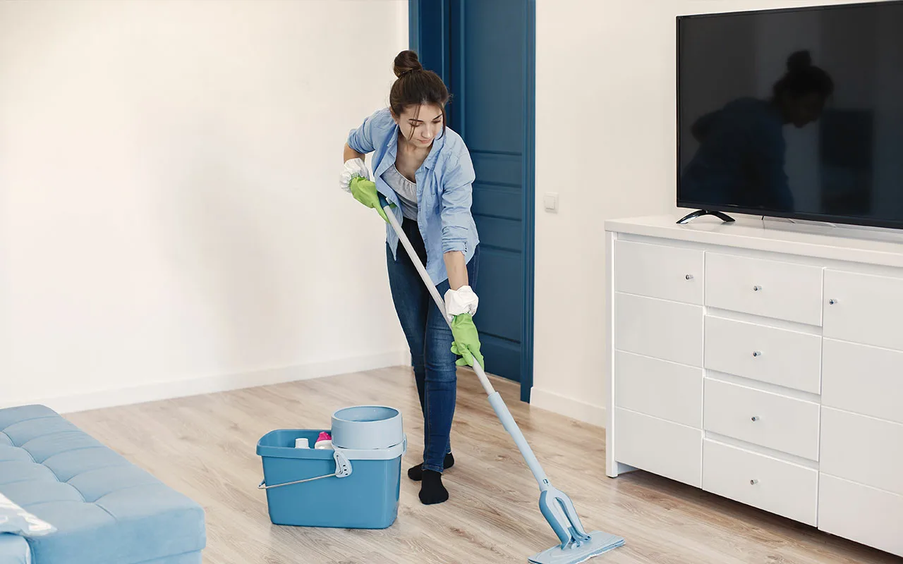 Podele din parchet curate și strălucitoare, ca noi: turnați produsul într-o găleată pentru spălat podele, astfel încât să reflecte lumina dintr-o singură trecere.