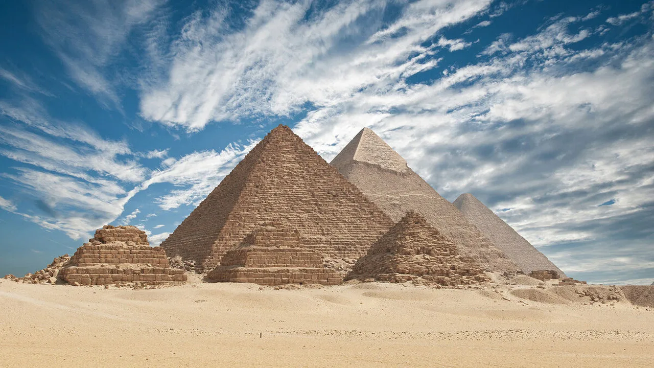 Cercetările arată că piramidele egiptene au fost construite cu ajutorul unei mașini inteligente.