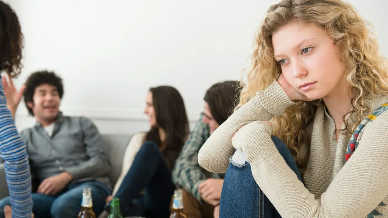 Psiholog: „Cel mai evident semn al unei stime de sine scăzute este autoapărarea excesivă, autocritica excesivă”.