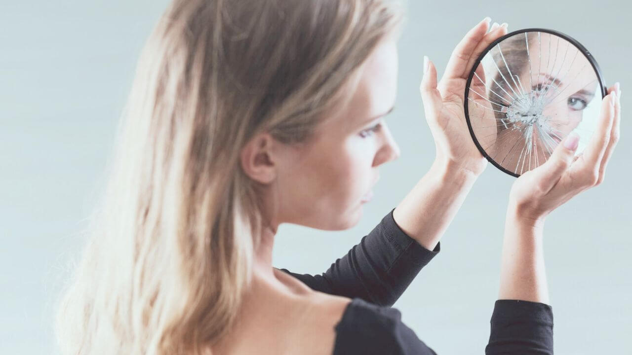 Psiholog: „Cel mai evident semn al unei stime de sine scăzute este autoapărarea excesivă, autocritica excesivă”.