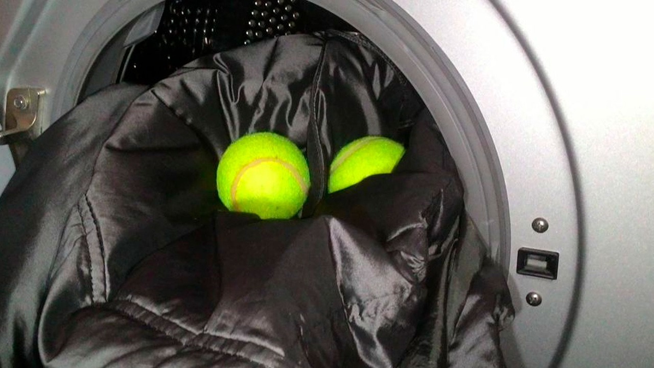 Punerea mingii de tenis și a pernelor în mașina de spălat: de ce este necesar și de ce este recomandat.