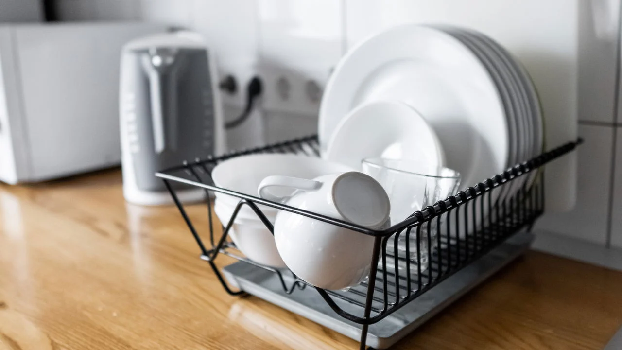 Gata cu uscătoarele clasice pentru vase. Această tendință în bucătărie va aduce ordine pe blatul dvs. de bucătărie.