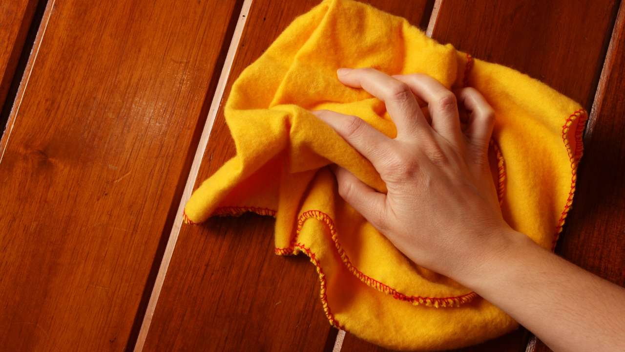 Frecare mobilierului din lemn cu nuci: de ce este necesar și de ce este recomandat.