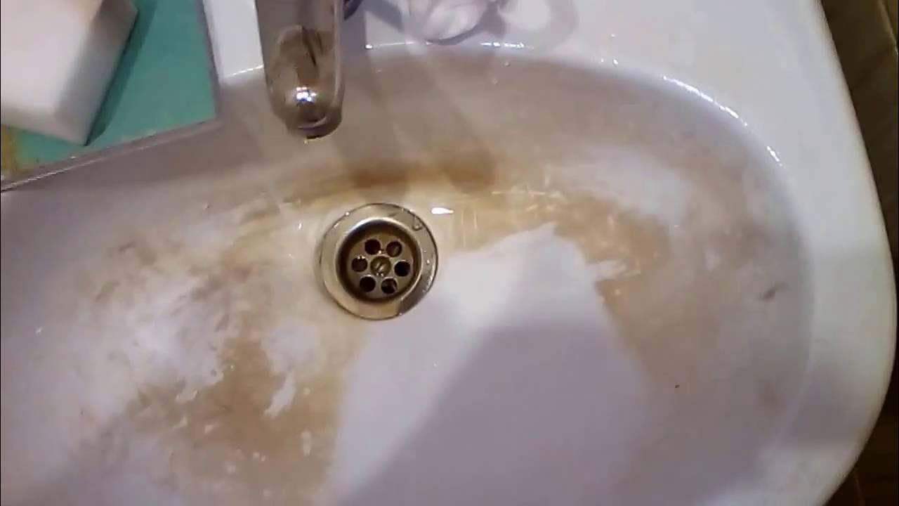 Spuneți adio petelor galbene de pe chiuvetă: o metodă de îndepărtare a depunerilor calcaroase persistente și de refacere a culorii albe fără a deteriora bateriile.