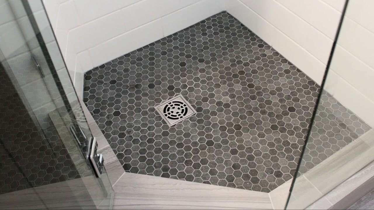 Spuneți adio pardoselilor albe din dușuri: cele mai bune opțiuni pentru a da stil băii dvs.