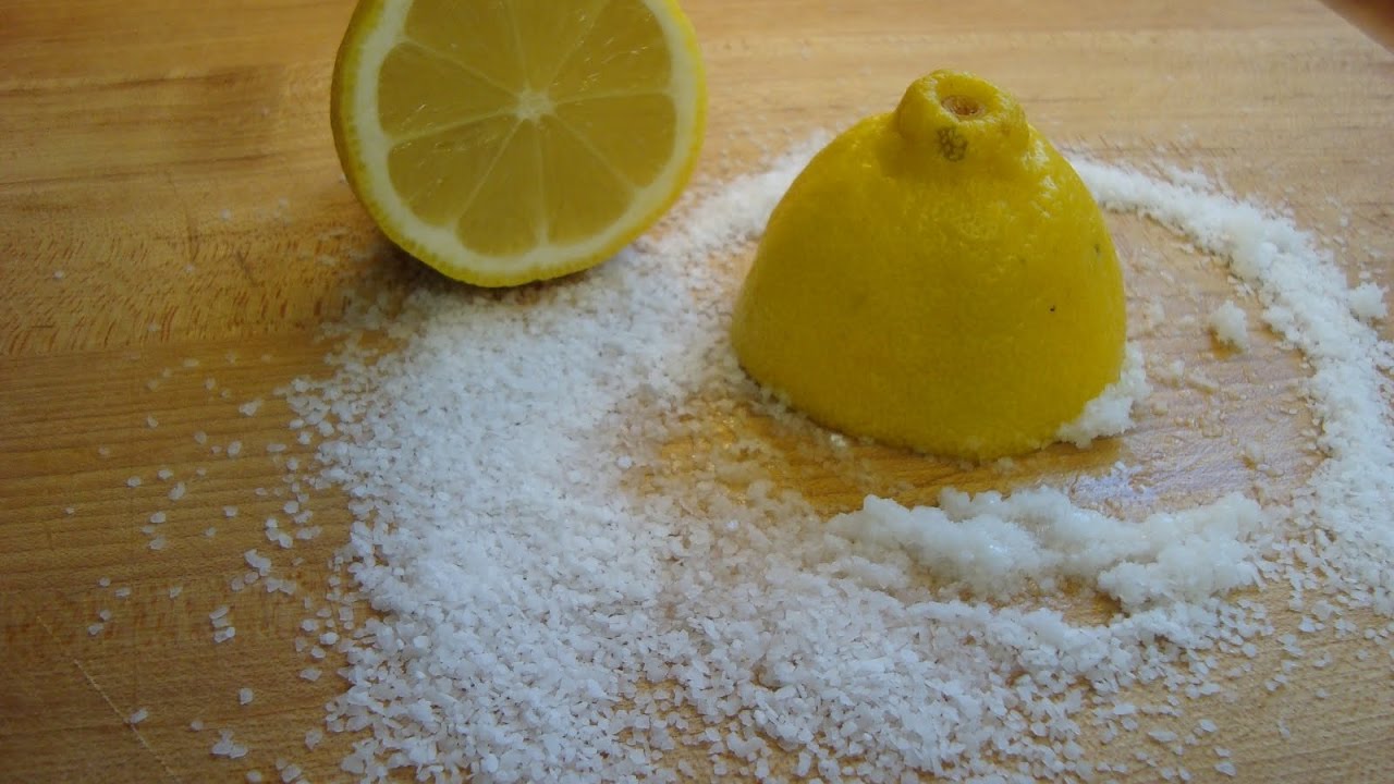 Puneți jumătate de lămâie cu sare în chiuveta din bucătărie: de ce este necesar și ce efect are.