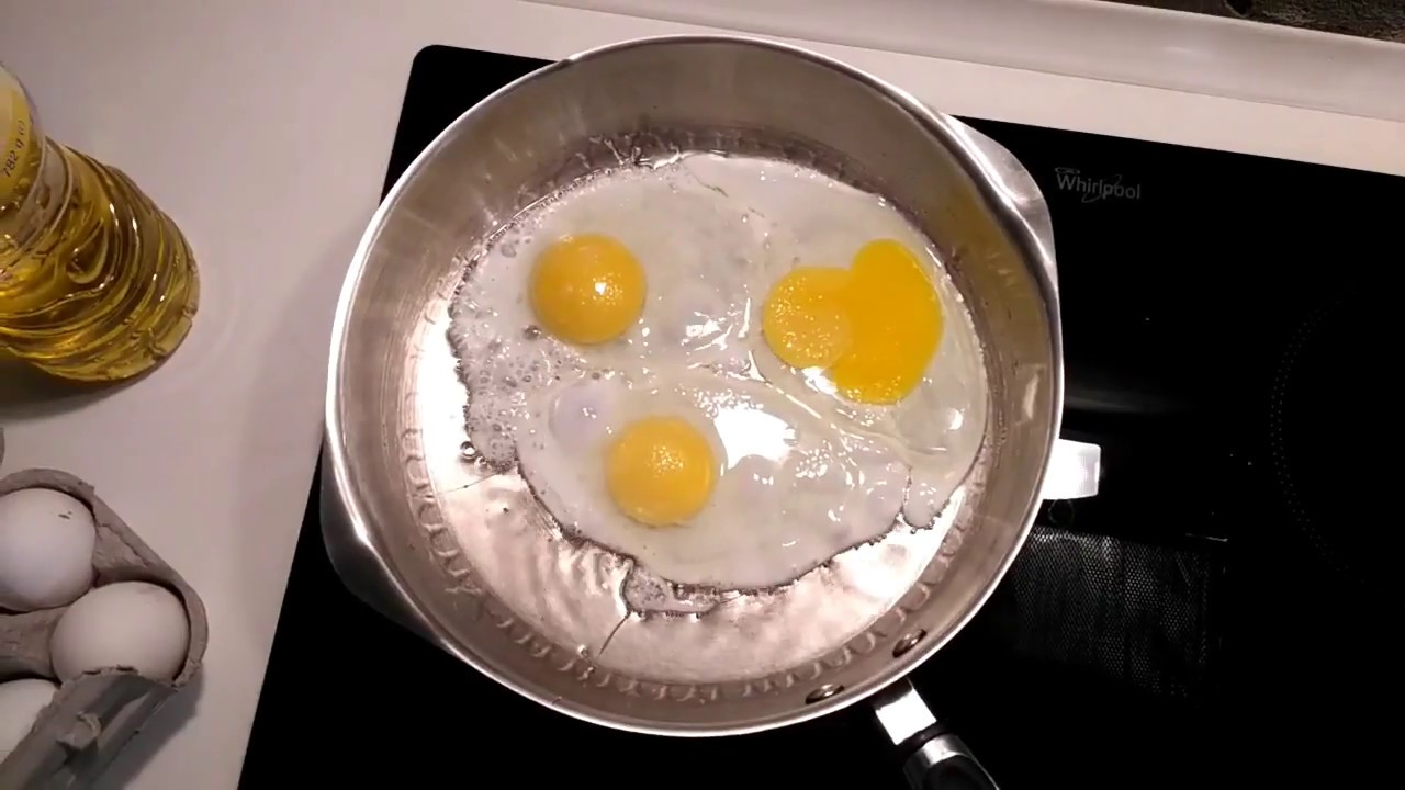 Care este scopul adăugării de oțet în tigaie înainte de a prăji ouăle?