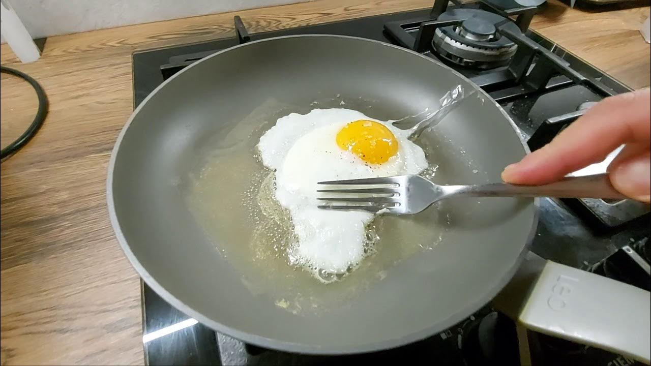 Care este scopul adăugării de oțet în tigaie înainte de a prăji ouăle?