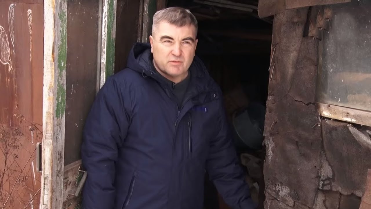 Fiul își evacuează mama în vârstă de 99 de ani din casa pe care ea însăși a construit-o: el a cumpărat terenul pe care se afla casa și a vrut să o ia sub tutela sa.