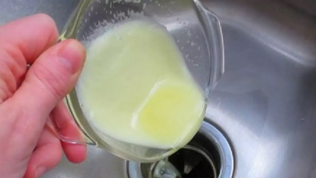 Curățare. Suc de lămâie și bicarbonat de sodiu în scurgerea din baie: remediu casnic pentru eliminarea mirosurilor neplăcute.