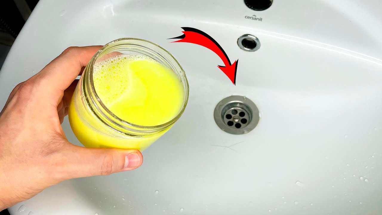 Curățare. Suc de lămâie și bicarbonat de sodiu în scurgerea din baie: remediu casnic pentru eliminarea mirosurilor neplăcute.