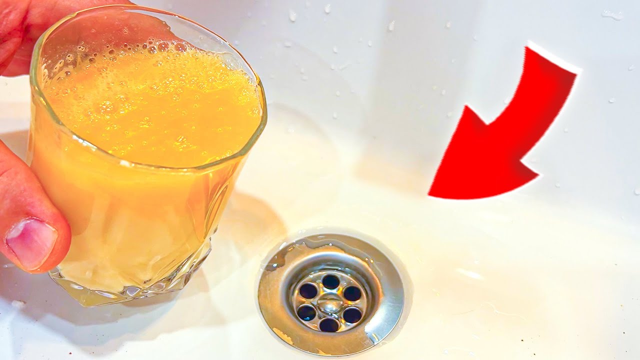 Curățare. Suc de lămâie și bicarbonat de sodiu în scurgerea din baie: remediu casnic pentru eliminarea mirosurilor neplăcute.