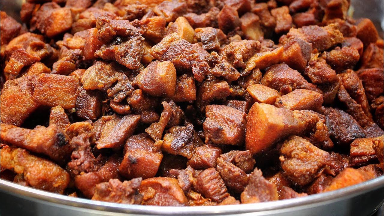 Polonezii îl taie, iar acesta este cea mai bună parte a felului de mâncare, bogată în colagen. Dacă este preparat corect, este crocant ca chipsurile.