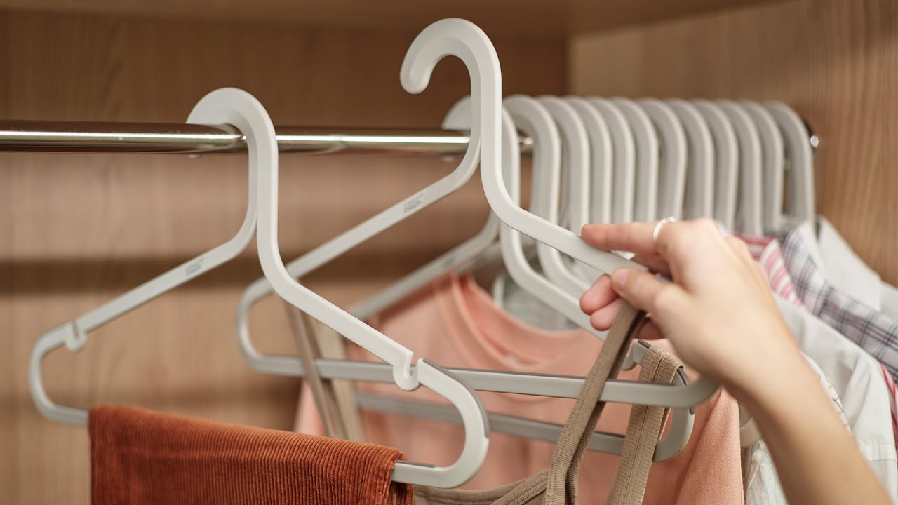 Puțini știu la ce servesc crestăturile de pe umerașe.