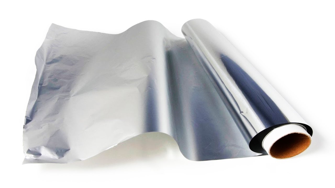 Folie de aluminiu pe șinele ferestrelor: la ce servește și cât de des se recomandă utilizarea acesteia.