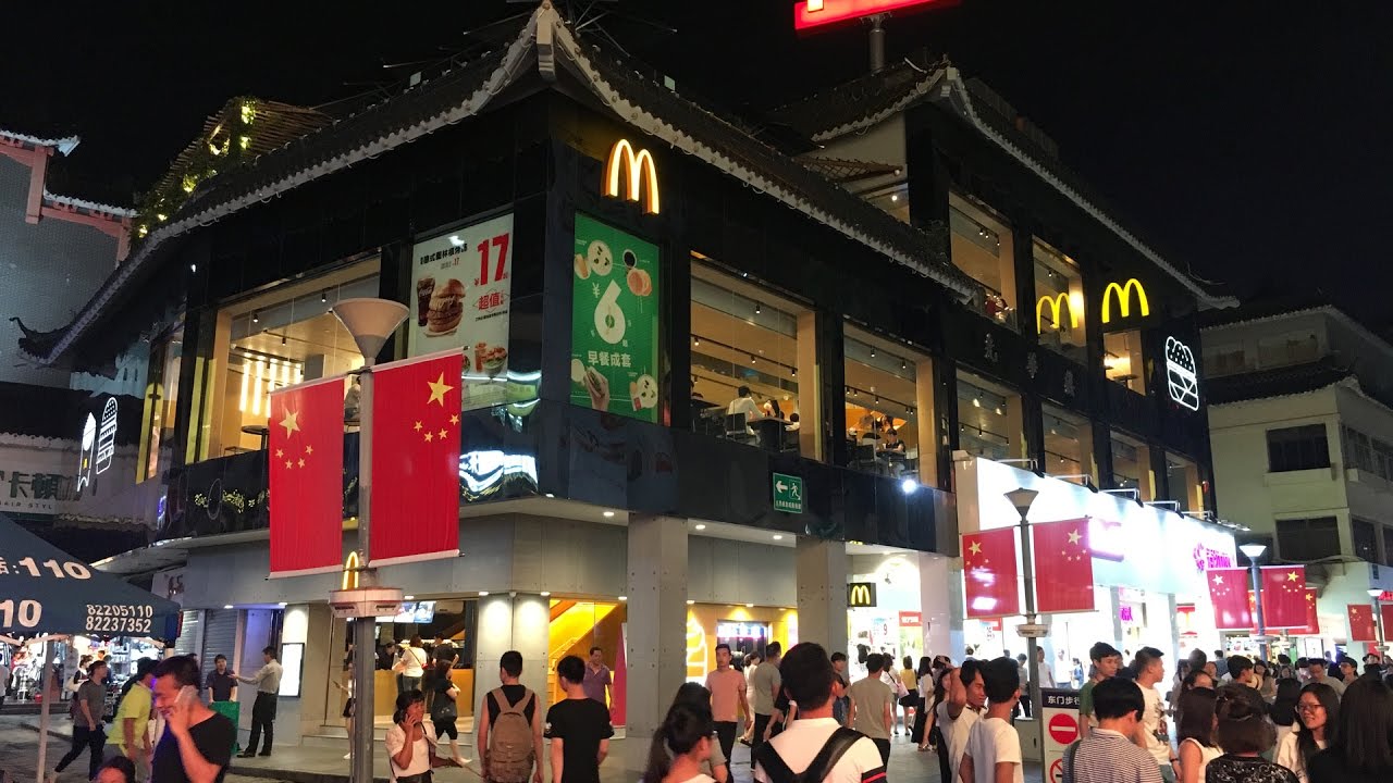 În China, restaurantele McDonald's experimentează realitatea viitorului: mesele sunt calculate doar pentru o singură persoană.