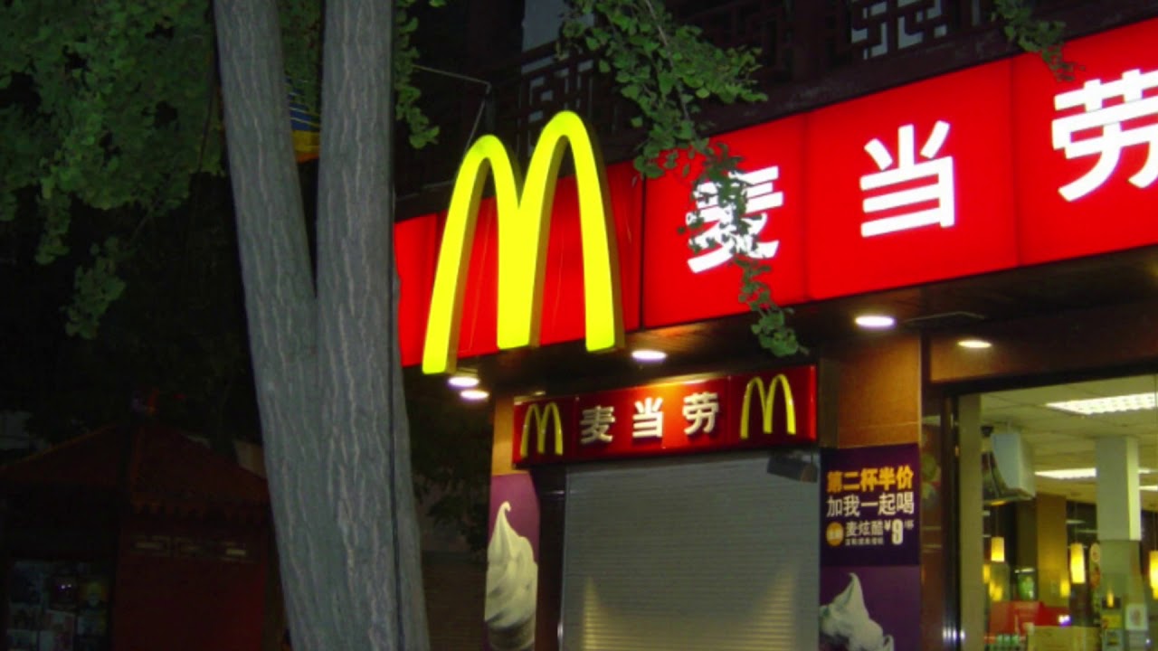 În China, restaurantele McDonald's experimentează realitatea viitorului: mesele sunt calculate doar pentru o singură persoană.