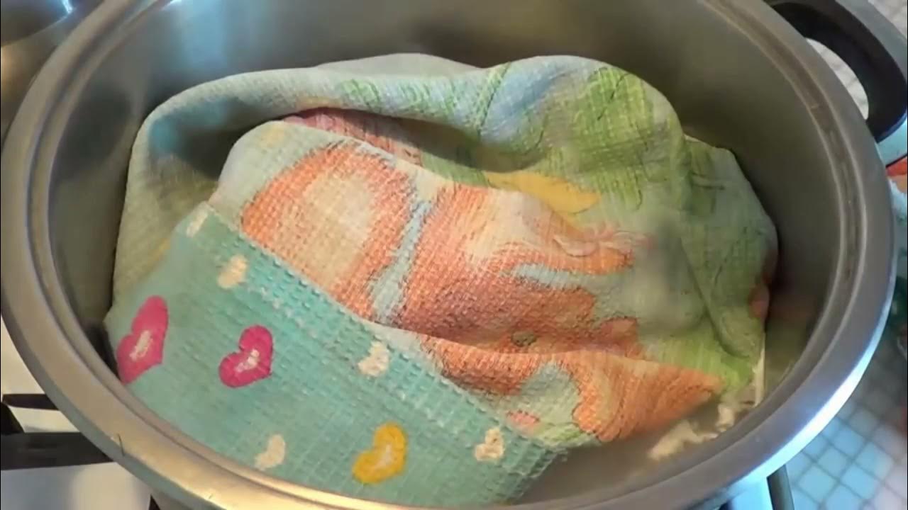 Alejandra, expertă în curățenie: „Pentru ca prosoapele de bucătărie să rămână impecabil de curate, folosiți săpun natural și suc de lămâie”.