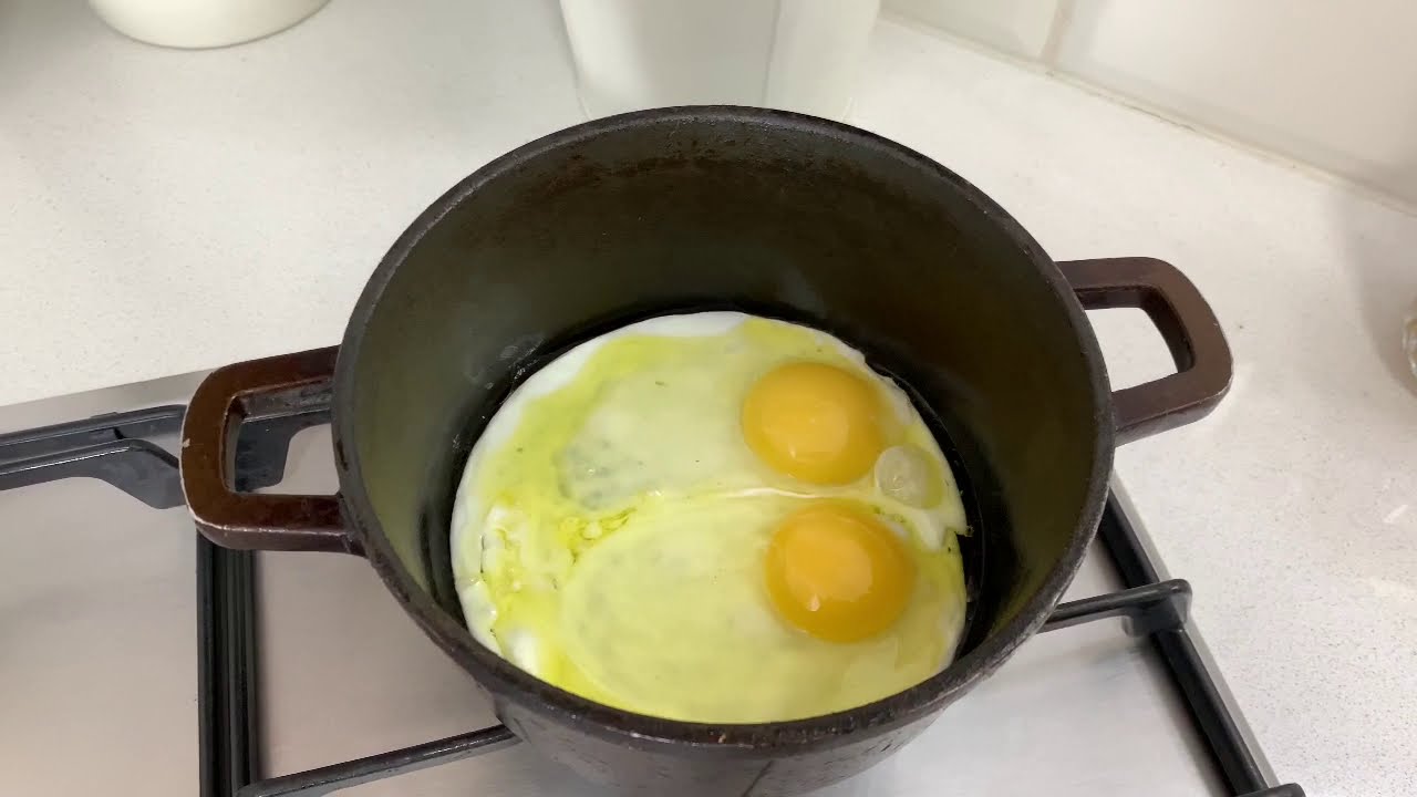 Turnați lapte în tigaie în timpul prăjirii ouălor: de ce este recomandat și la ce servește.
