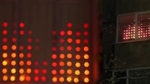 Agățarea benzilor holografice pe balcon: de ce este recomandată și la ce servesc.