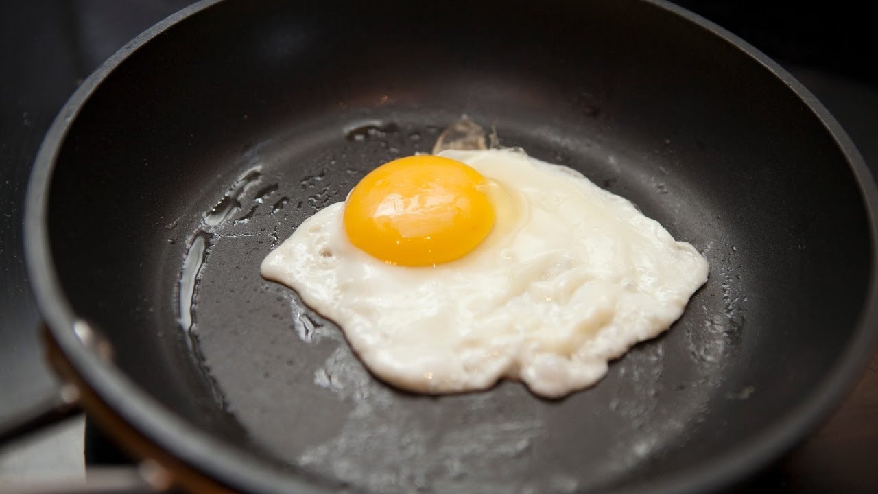 Turnați lapte în tigaie în timpul prăjirii ouălor: de ce este recomandat și la ce servește.
