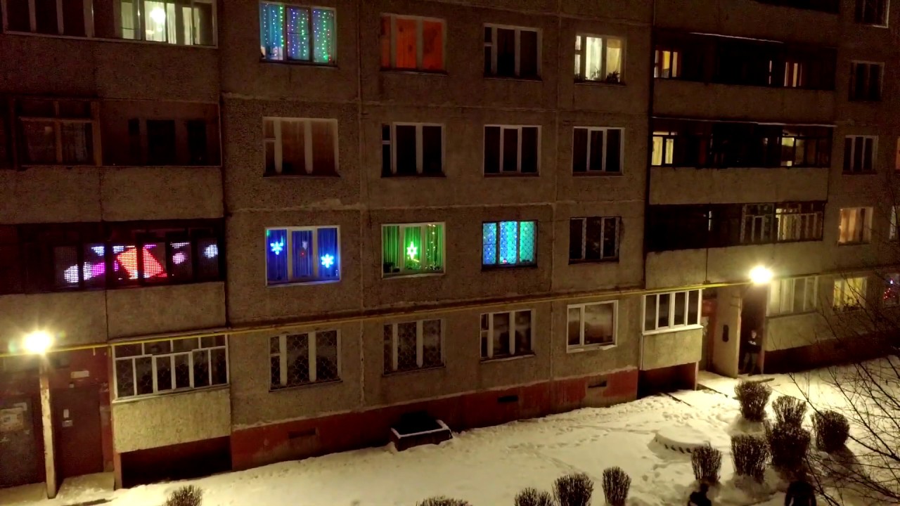 Agățarea benzilor holografice pe balcon: de ce este recomandată și la ce servesc.