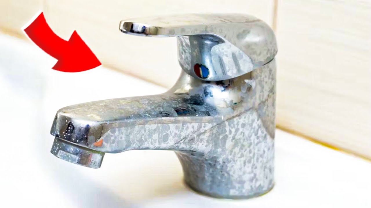 Nici oțet, nici bicarbonat de sodiu: un truc viral pentru îndepărtarea rapidă a depunerilor calcaroase de pe robinete și a petelor galbene de pe toaletă.