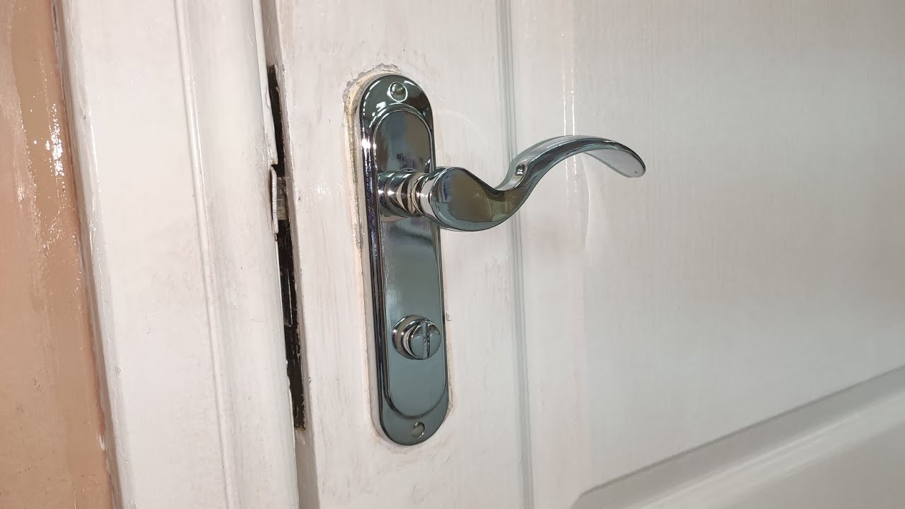 Aveți folie de aluminiu în dulap? Lipiți-o de mânerul ușii. Acest truc ieftin bate recorduri dintr-un singur motiv.