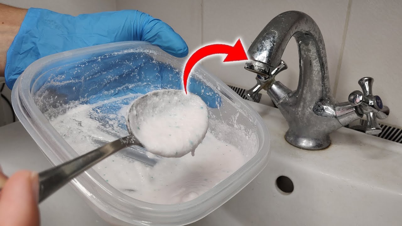 Nici oțet, nici bicarbonat de sodiu: un truc viral pentru îndepărtarea rapidă a depunerilor calcaroase de pe robinete și a petelor galbene de pe toaletă.