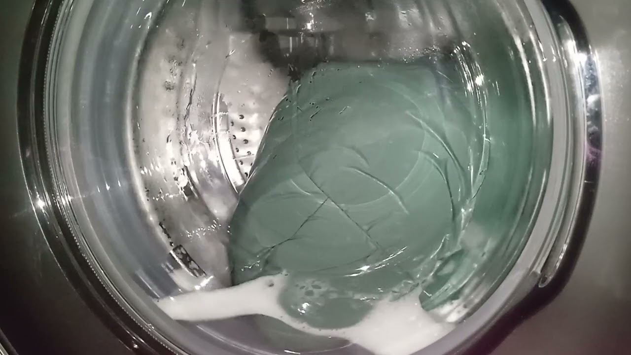 Care este scopul pulverizării oțetului pe haine înainte de spălare?