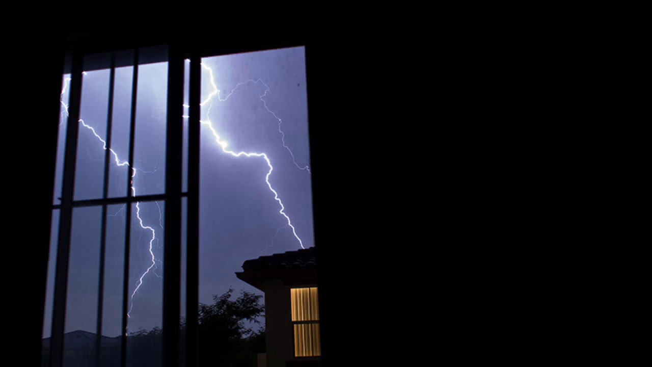 Nici cuptoare cu microunde, nici lămpi: în caz de furtună, deconectați imediat aceste aparate de la rețea.