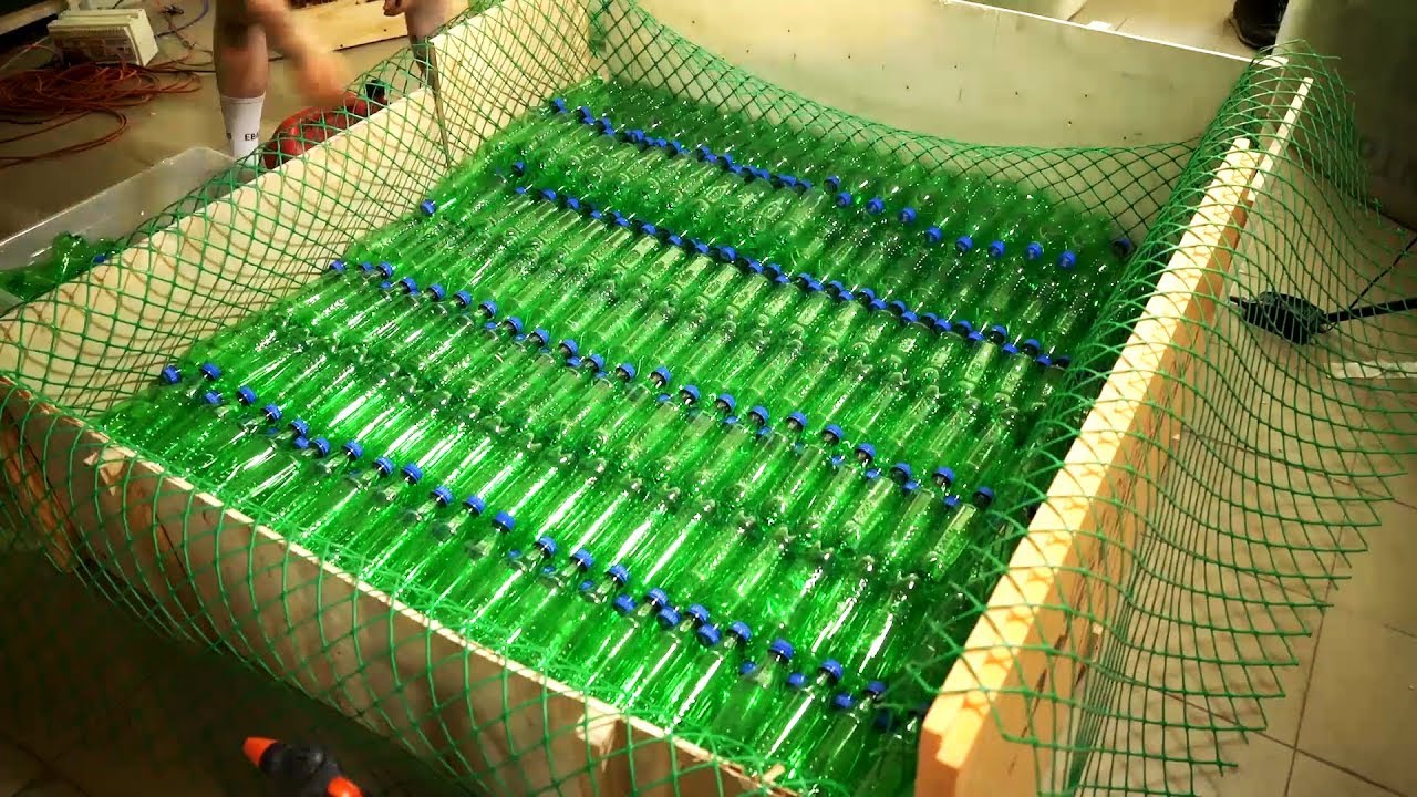 Cum să transformi sticlele de plastic într-o canapea pentru casă cu ajutorul unui truc ingenios