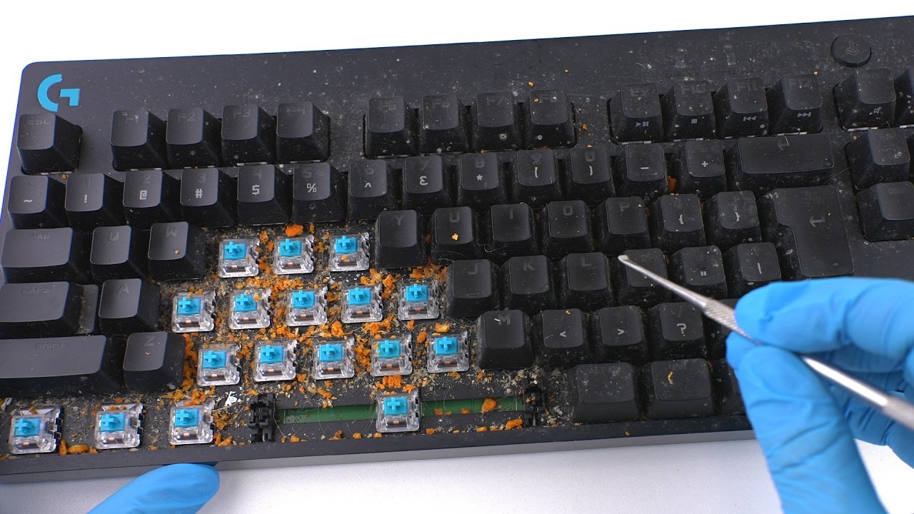 O metodă simplă de a curăța tastatura computerului cu ajutorul unui autocolant sau al unei pensule de machiaj.
