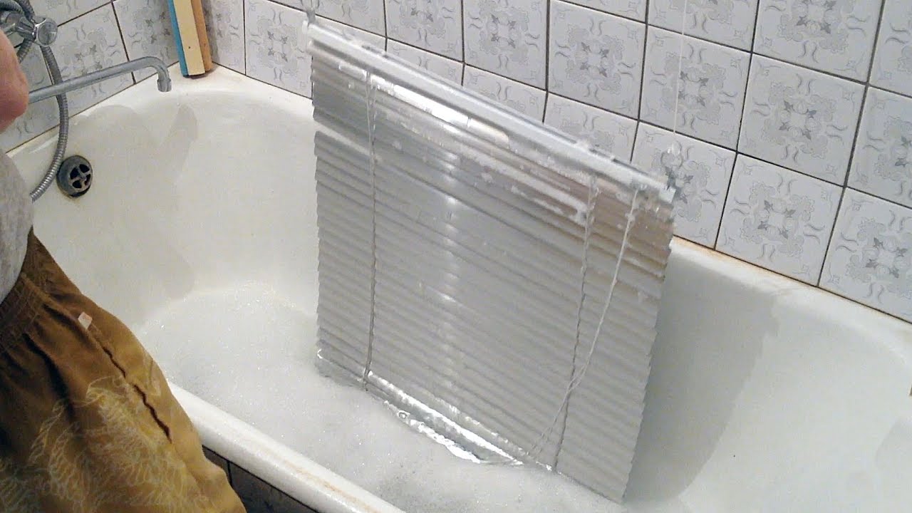 Jaluzelele sunt atât de curate și strălucitoare încât par noi: secretul constă în utilizarea unei țesături care permite spălarea părții exterioare cu o singură mișcare.