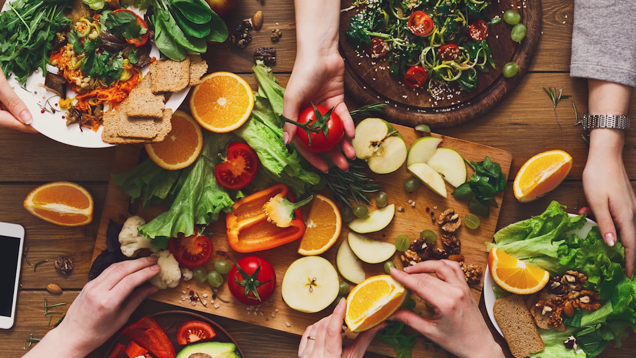 Ce alimente trebuie evitate vara: sfaturi pentru o alimentație sănătoasă