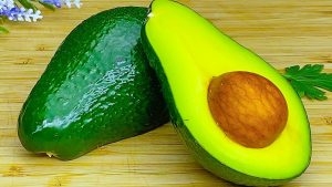 Avocadoul necoapte devine moale în 3 minute, fără a-și pierde gustul. Soțul meu are un truc ingenios cu un bol.